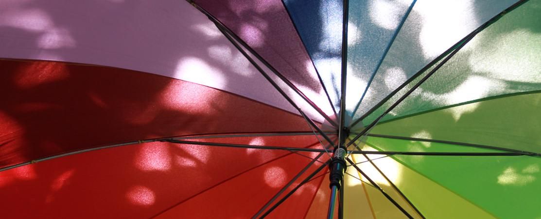 Ein bunter Regenschirm. Er symbolisiert das Dach, das der Paritätische Hamm für seine bunte Mitgliedschaft darstellt.